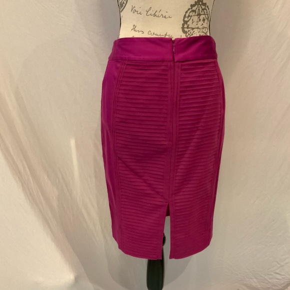 Lightly worn White House Black Market pencil skirt - Picture 3 of 8